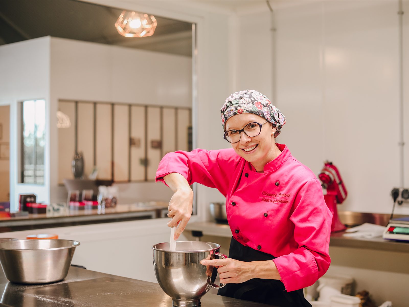 Clémence prépare ses chocolats dans l'atelier
