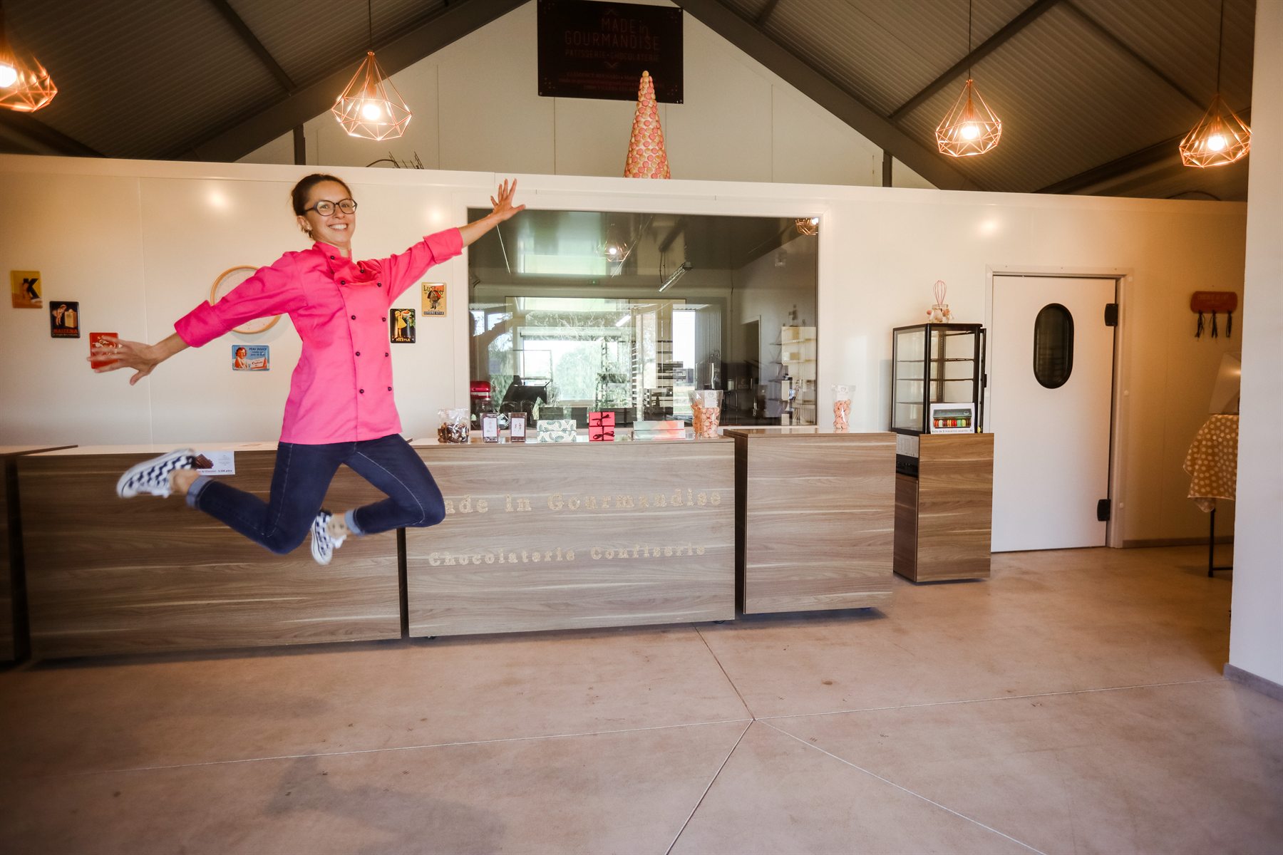 Clémence saute de joie dans la boutique Made In Gourmandise, à Villers-les-Bois