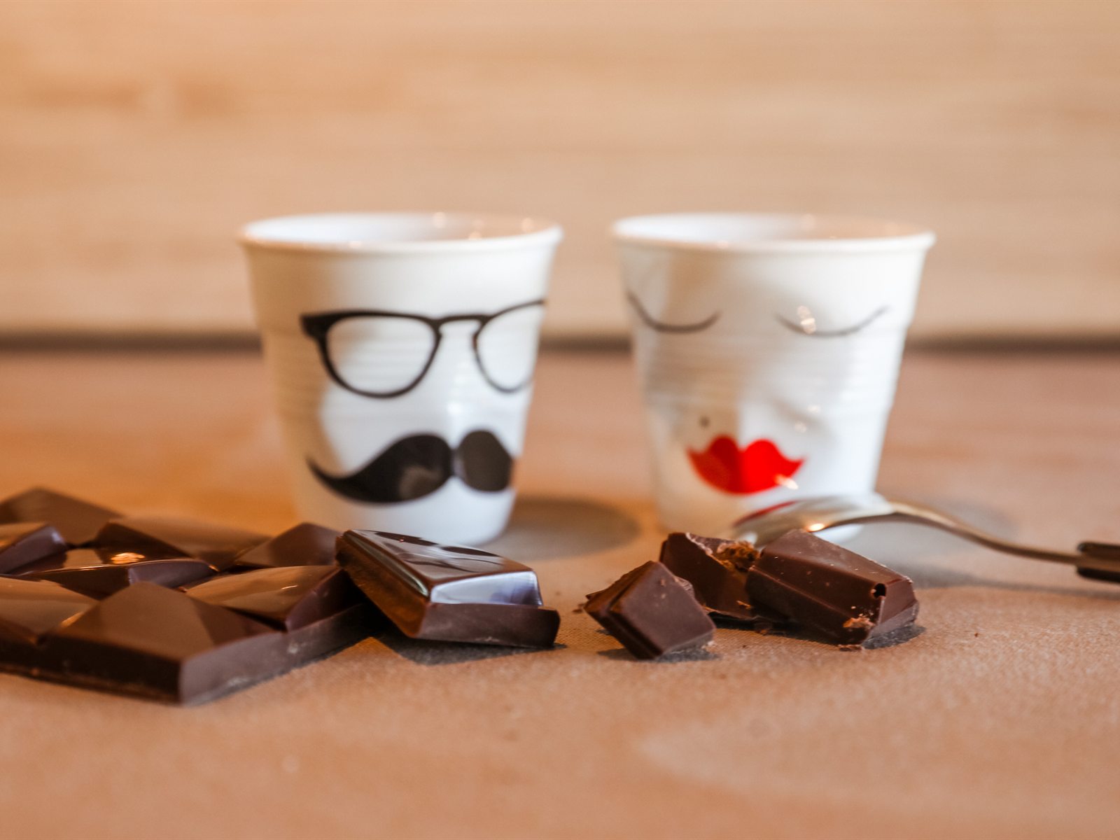 Tablettes de chocolat et tasses à café, une pause gourmande de Noël