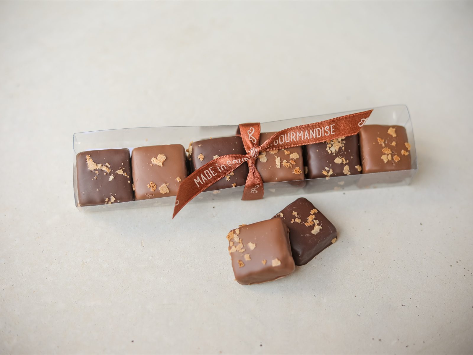 Chocolats à la feuille d'or dans leur boîte ruban