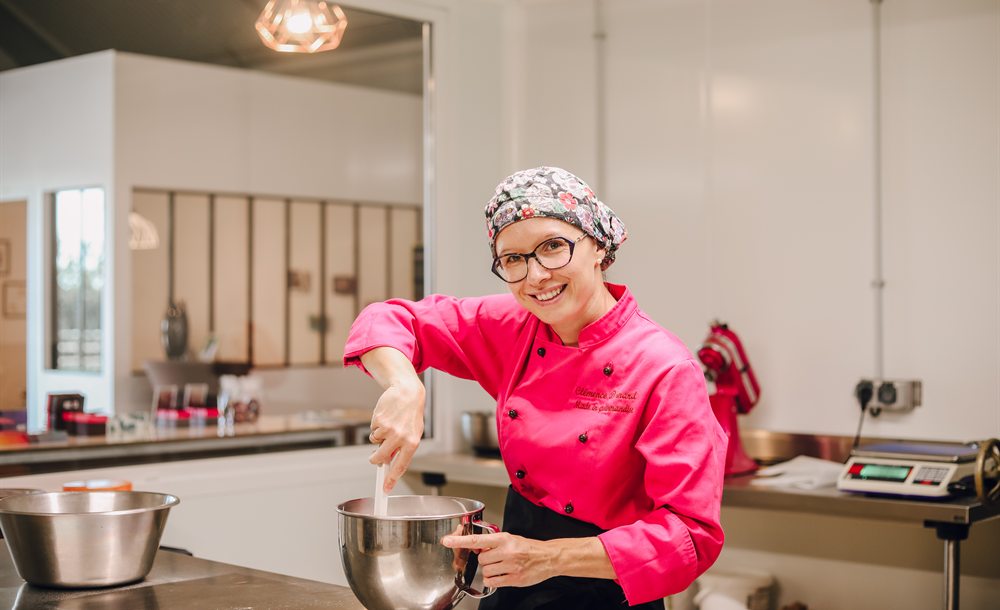 Clémence prépare ses chocolats à la main dans l'atelier