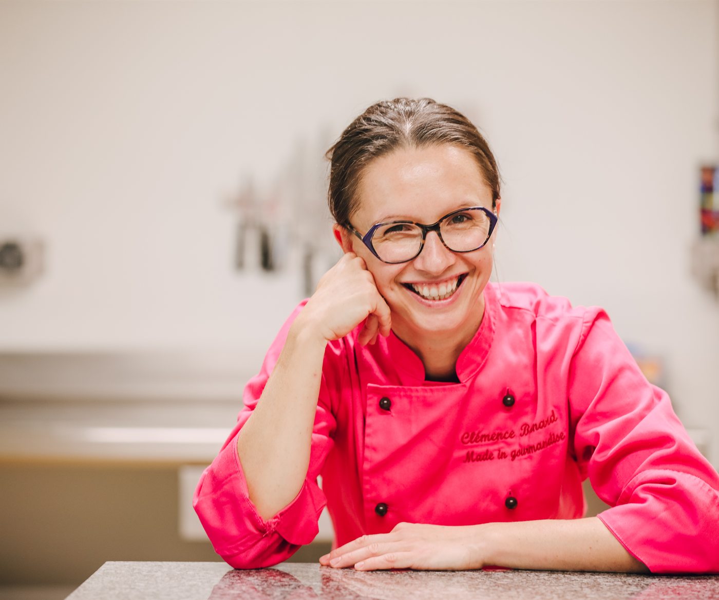 Clémence, maître chocolatière, souriante dans son atelier