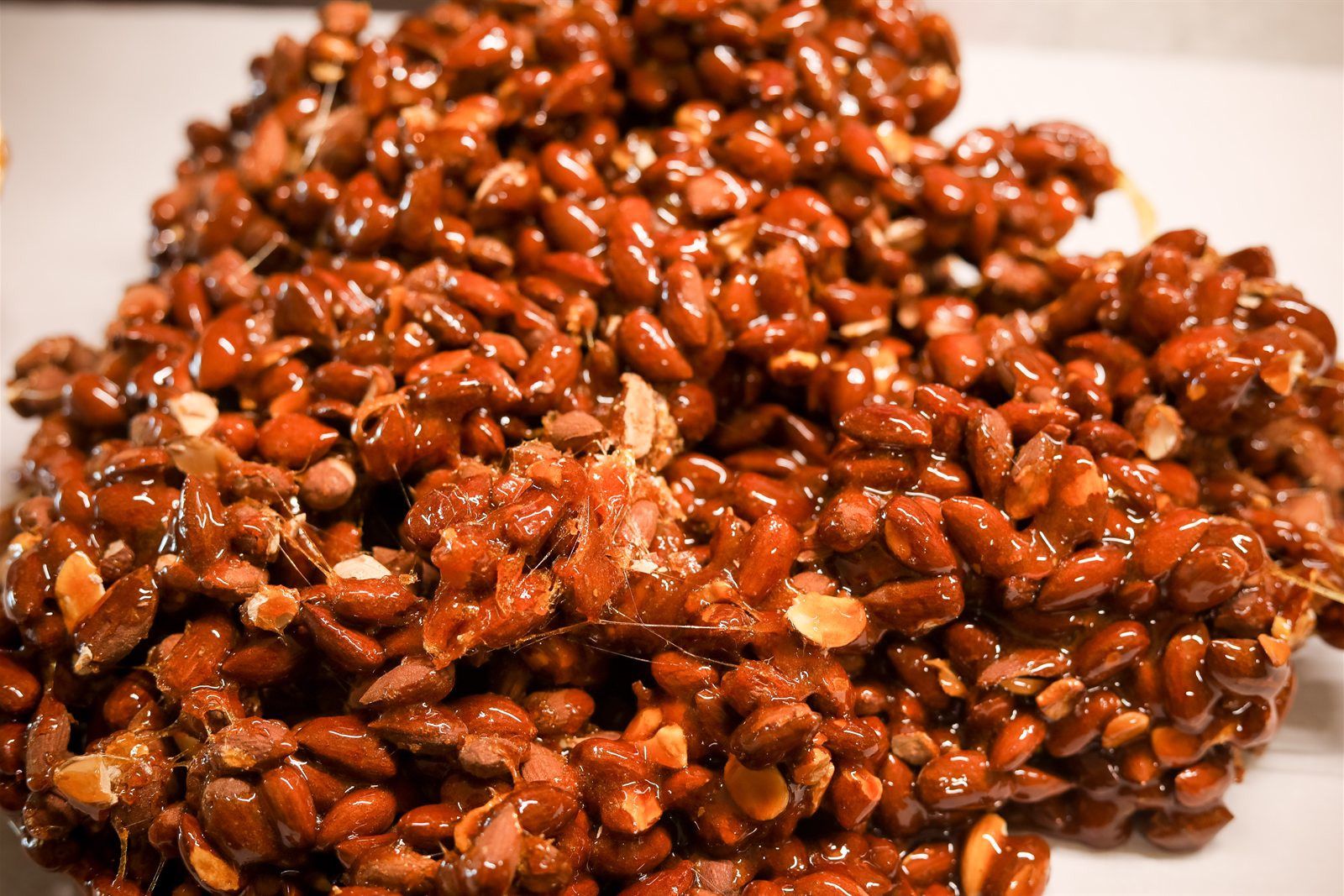 Amandes de Provence enrobées de caramel brillant, à peine sorties de la casserole
