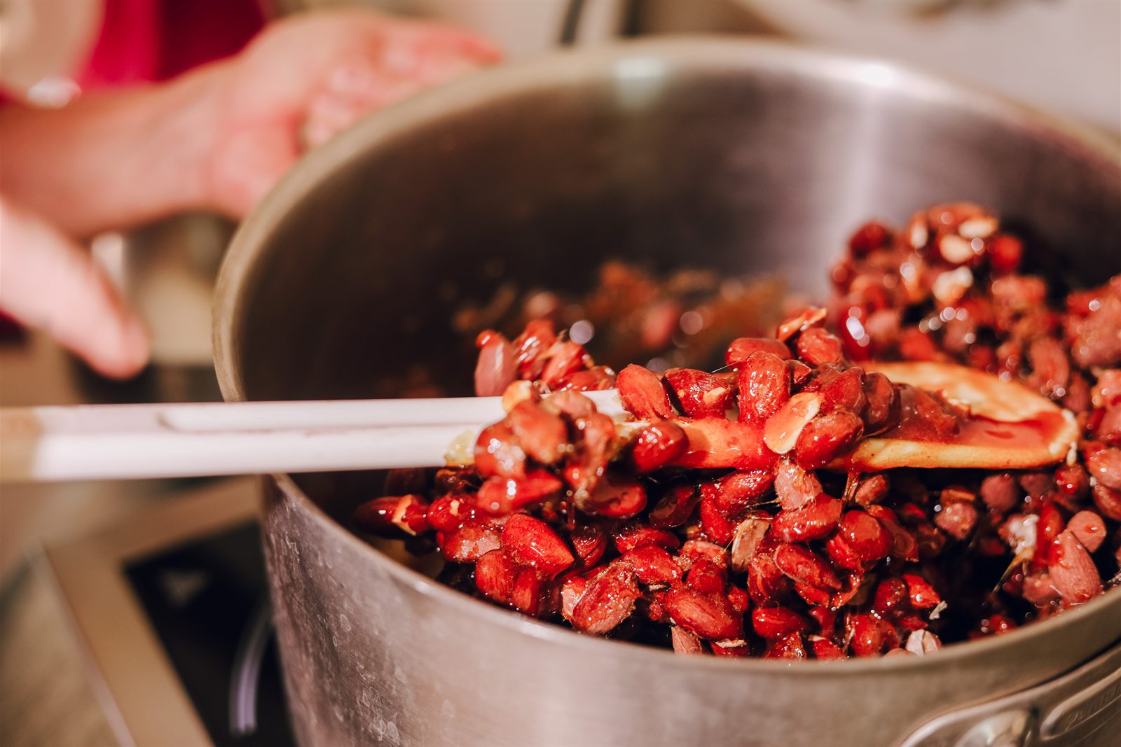 Les amandes sont remuées dans le caramel jusqu'à être entièrement enrobées