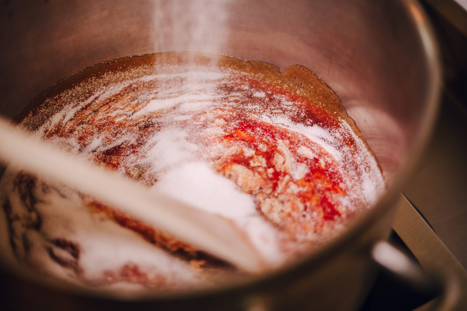 Le sucre fond dans une grande casserole en inox et prend une couleur ambrée