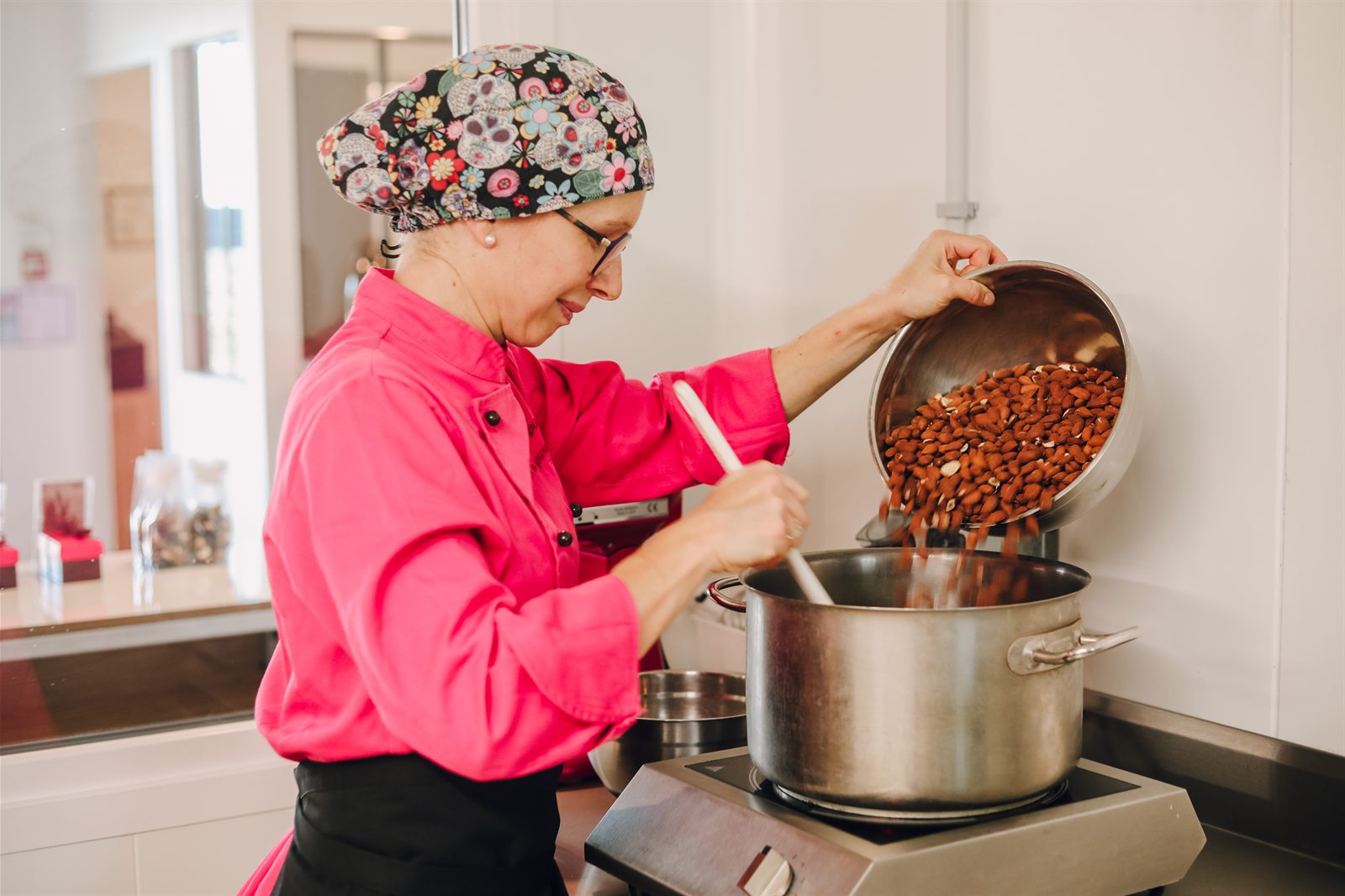 Clémence verse les amandes torréfiées dans le caramel chaud