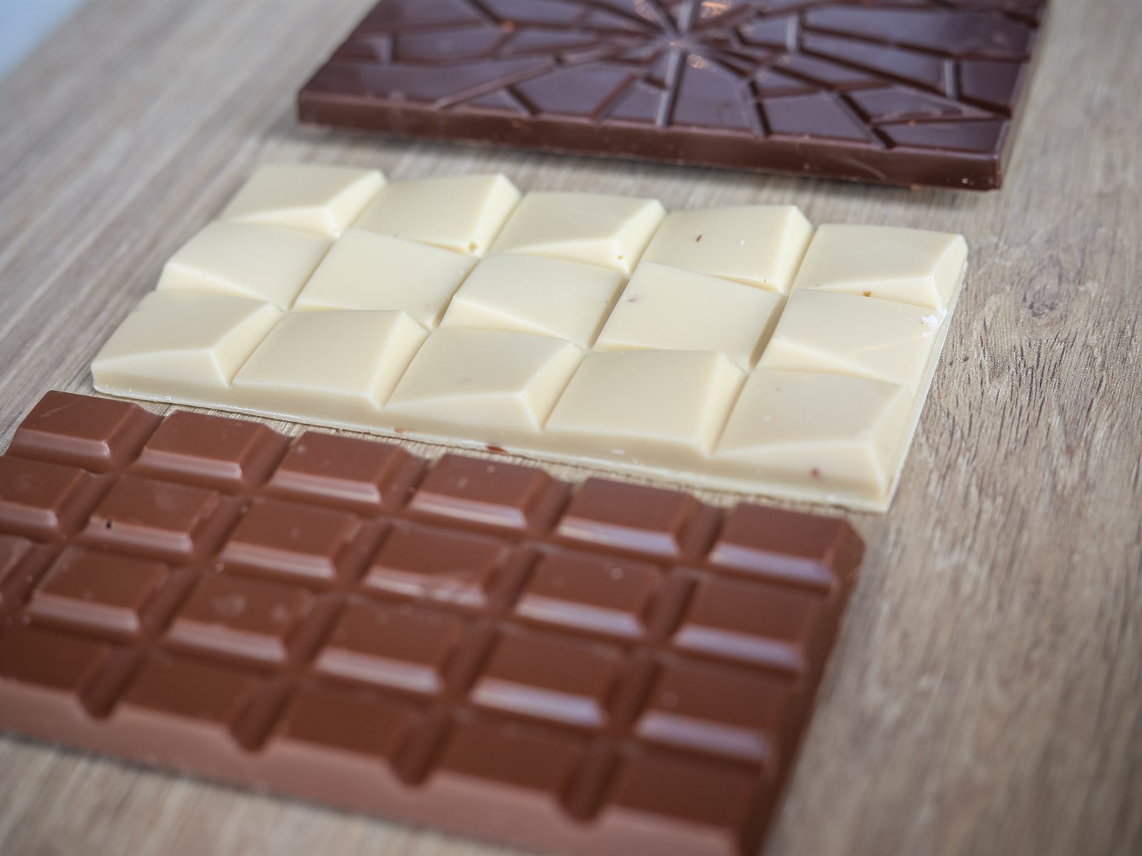 Tablettes de chocolat noir, lait et blanc